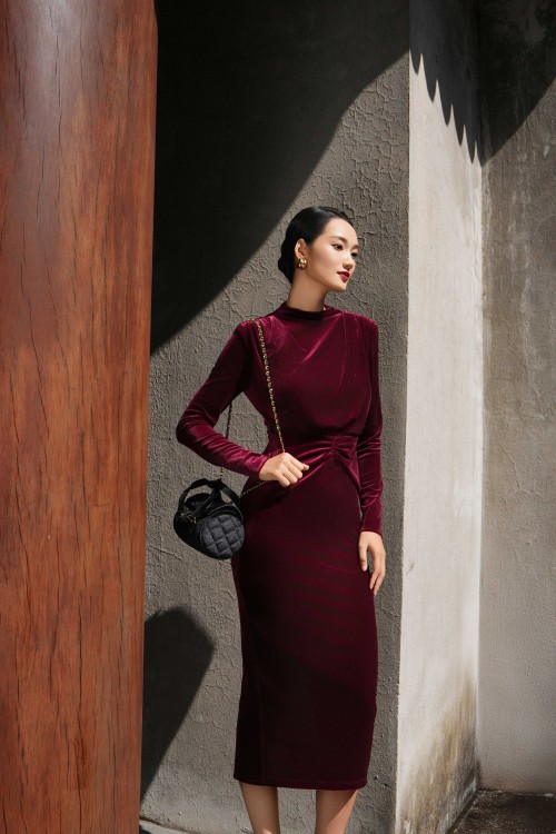 Sixdo Wine Velvet Pencil Dress